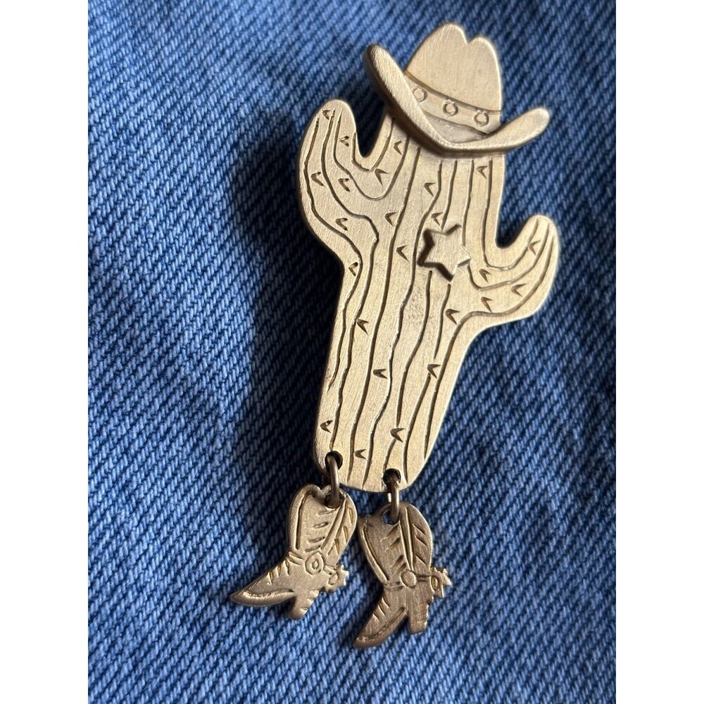 NWOT- SIGNED "JJ" COWBOY CACTUS SHERIFF DANGLEY BOOTS PEWTER BROOCH Gold Tone